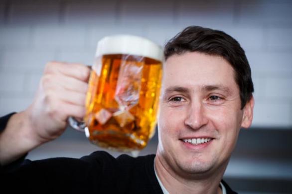 Michal Havrda, sládek krušovického pivovaru, s půllitrem za studena chmeleného ležáku SAAZ Late