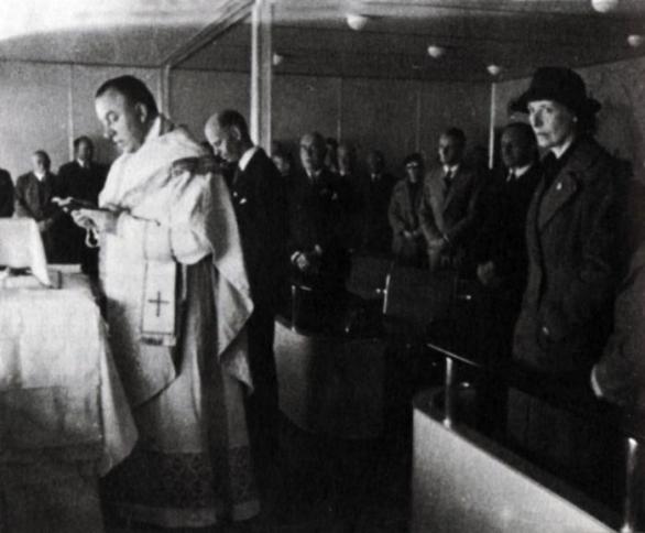 Kněz Paul Schulte na palubě Hindenburgu dokonce i odsloužil vůbec první mši během letu.