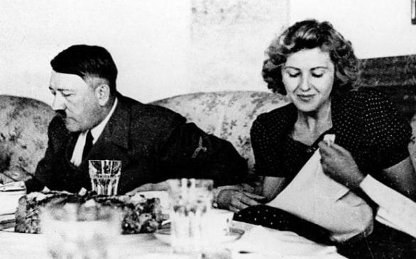 Krátce před společnou sebevraždou uzavřel Hitler sňatek se svou partnerkou Evou Braunovou. Společně pak před smrtí pojedli špagety a zelný salát.