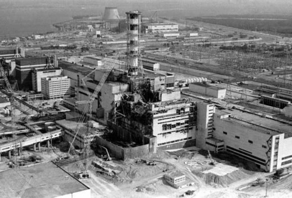 Dobový pohled na zničenou elektrárnu