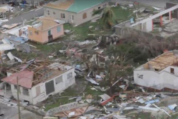 Karibské ostrovy zasažené hurikánem Irma jsou zcela zpustošené. Kdo chce utéct, musí si připravit plnou peněženku.