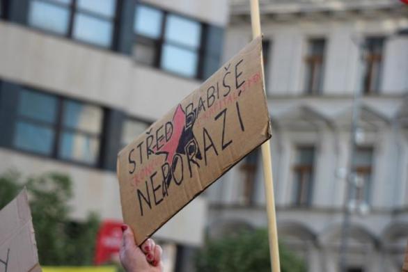 Skoncovat s kapitalismem? A co kdyby komunisté skoncovali s účastí na demonstracích na podporu demokracie?