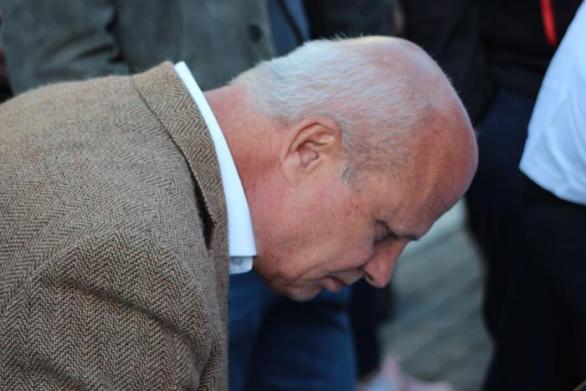 V rámci prezidentské kampaně se dostavil i Michal Horáček. Kdo mu podepsal petiční arch, ten si mohl prohlédnout zblízka jeho pleš.