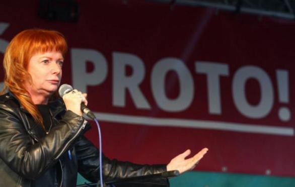Morální autorita v podobě herečky z Ordinace v růžové zahradě jako předskokan barda pravdolásky Tomáše Kluse. Nešlo by to bez nich?