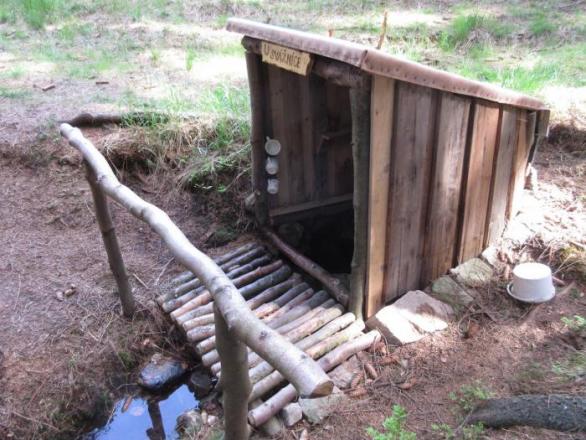 Studánka Pod hranicí na cestě ze Zaječova k bunkru Jordán (GPS 49.7439994N, 13.8571997E)