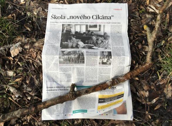 Noviny jsou skvělé, když jdete na výlet. Nic neváží, rychle je přečtete a pak zahodíte. S knihou nebo časopisem byste to neudělali.