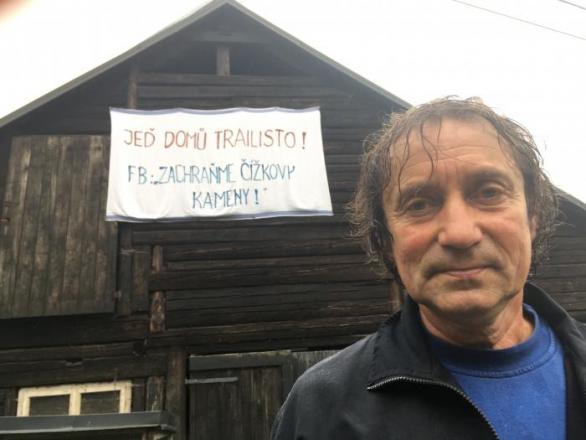 Josef Čepelka si statek vyzdobil nápisy proti ‚vetřelcům‘