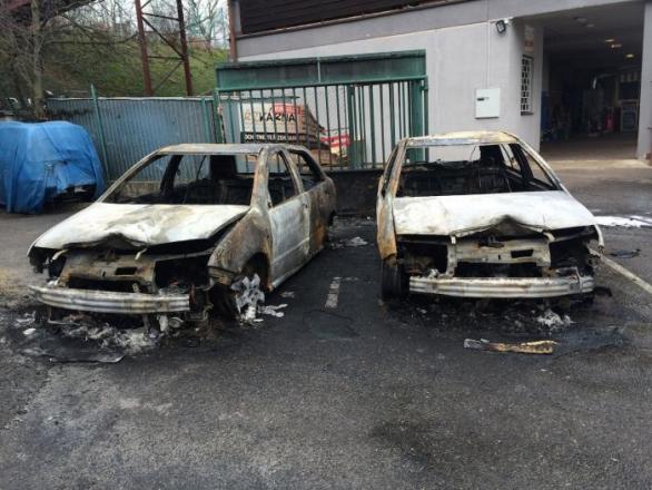 Dvě z aut Řízkárny, zničených levicovými teroristy