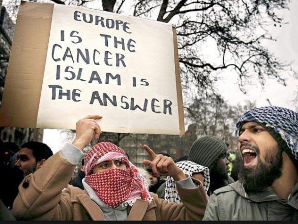 Foto ještě z dob, kdy islámští radikálové nevěděli, že Evropa jsou vlastně kamarádi.