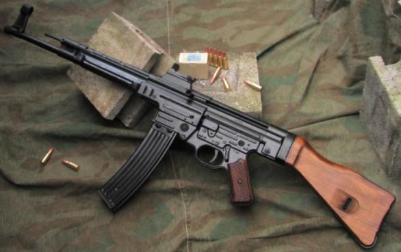 Německá útočná puška Sturmgewehr 44, hlavní předobraz AK-47.