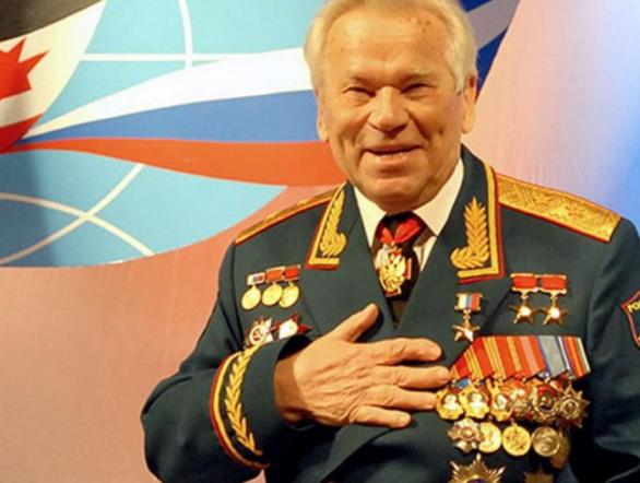 Medailemi ověnčený Michail Kalašnikov byl nefalšovanou legendou.