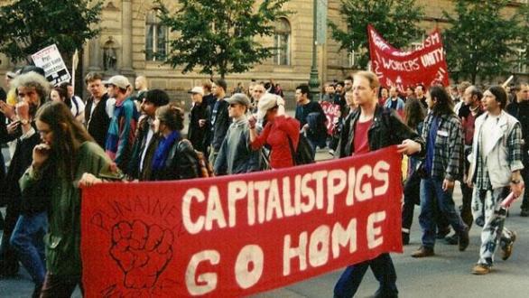 Na agresivní počínání krajní levice si vzpomenou i pamětníci zasedání MMF v Praze. Tehdy ale nebyly protesty ani zdaleka tak násilné jako ty v Hamburku.