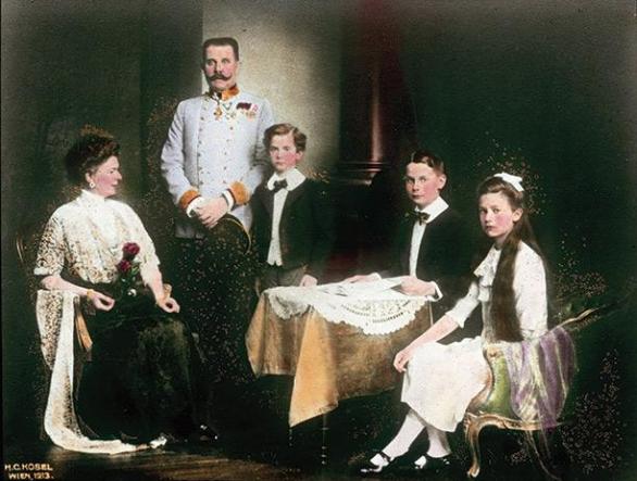 Následníkem trůnu měl být František Ferdinand d&#039;Este. Ten byl ale zavražděn a jeho děti byly z nástupnictví vyloučeny. Tak se císařem mohl stát arcivévoda Karel.