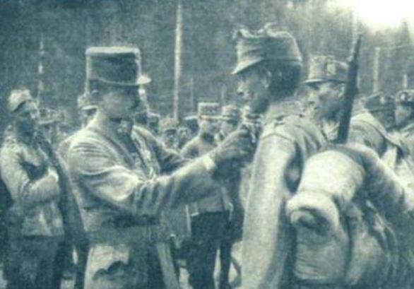 Císař Karel I. osobně vyznamenává na frontě vojáka. Karel byl jediným habsburským panovníkem, který se účastnil válečných bojů.