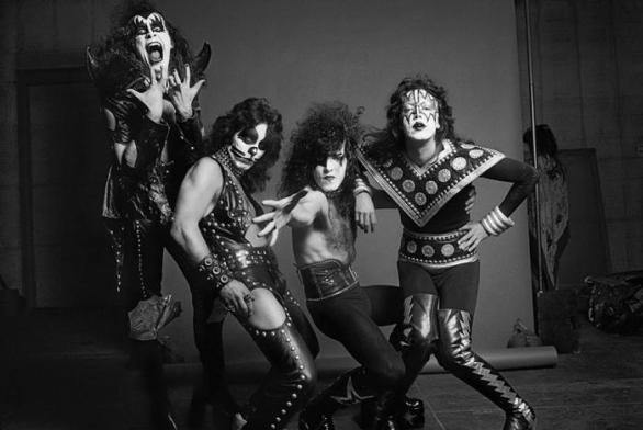 Další slavná fotografie je tentokrát americké rockové skupiny. Kiss vzniklo v New Yorku v roce 1973. Čtveřice mužů se proslavila díky svému bizarnímu líčení, nápadnými a nekonvenčními kostýmy.