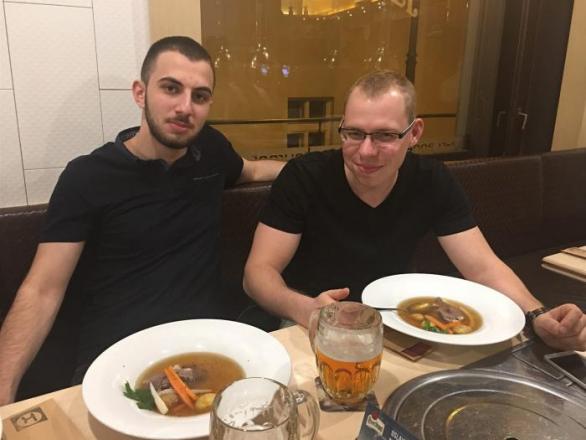 Youtuber MikeJePán a Petr Kocourek. Parťáci, kterým se podařilo vytahat z kapes důvěřivců již nemalé peníze.