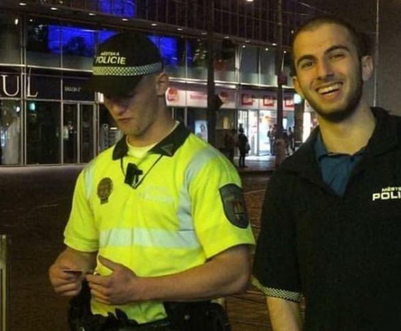 Videa MikeJePána, na kterých arogantně obtěžuje policisty, přispěly k &quot;úspěchu&quot; samozvaného pojištění na pokuty. Smutné.