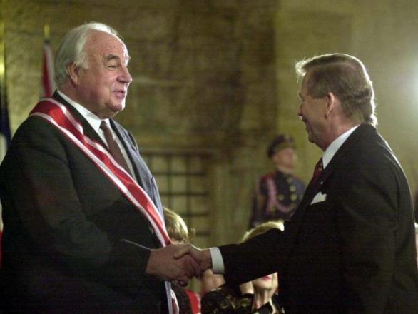 Ze symbolu zkaženosti Západu se Kohl v Česku stal uznávaným politikem. V roce 1999 obdržel Řád Bílého lva.