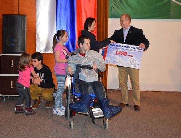 Chlapec na vozíku díky svému handicapu nebyl schopen utéct, ač na něm bylo hodně vidět, že by chtěl.