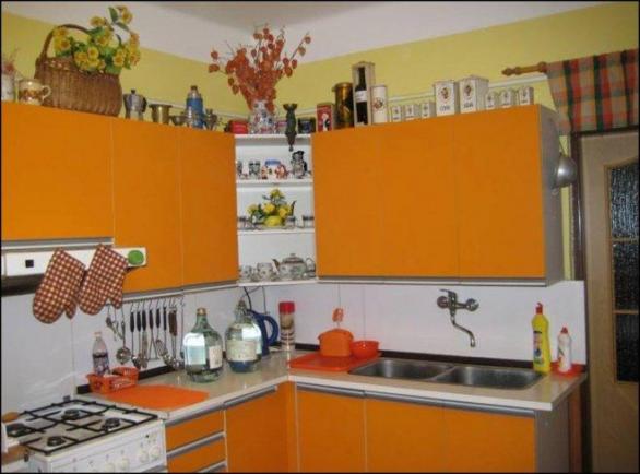Epesní oranžová kuchyňka.