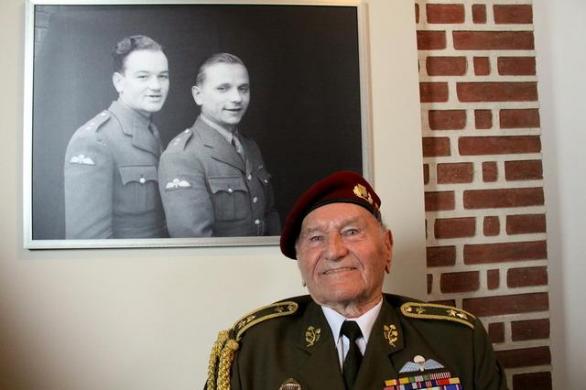Povyšovat a oceňovat stále žijící válečné veterány má nepochybně smysl. U těch, co již nejsou naživu, je to ale podle vojenských historiků nesmysl.
