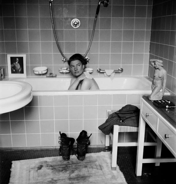 Snímek z časopisu Life, který fotografku světově proslavil, paradoxně vyfotil její kolega David E. Schermann, když ji v roce 1945 zachytil při koupeli v mnichovském bytě Adolfa Hitlera.