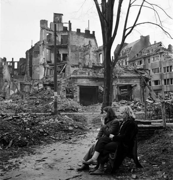 Dvě Němky sedící v troskách, Kolín nad Rýnem, 1945.