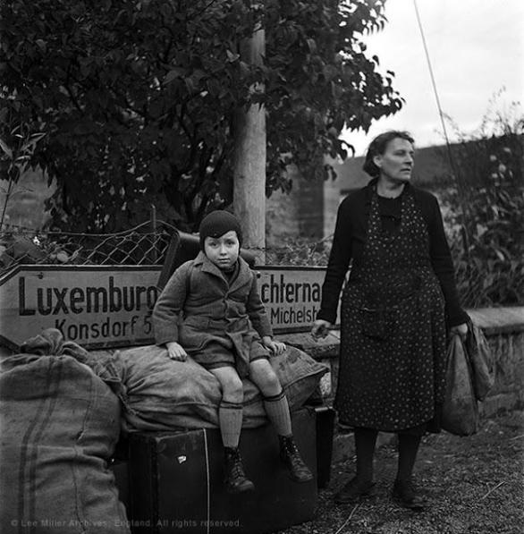 Matka se synem čekají na křižovatce na transport, Lucembursko, 1945.