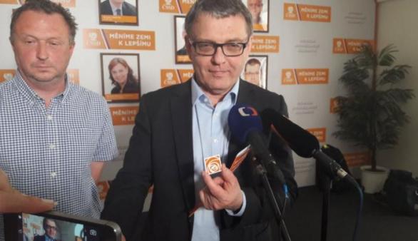 Volební lídr ČSSD Lubomír Zaorálek představil nové logo. Jaké bude mít strana v souvislosti s ním náklady, už raději neřekl.