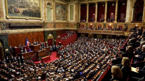 Poslance a senátory sezvané do Versailles Macron příliš nepotěšil. Jeho plán zbavit se třetiny z nich překvapil kromě samotných zákonodárců i francouzskou veřejnost.