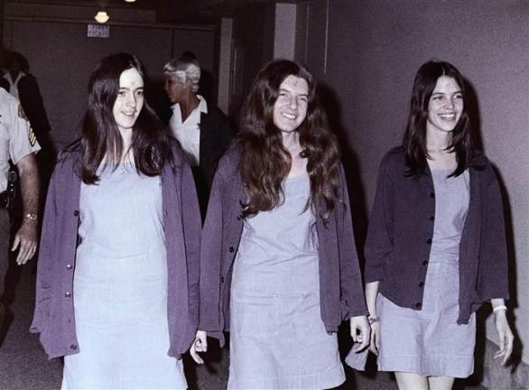 Susan Atkinsová, Patricia Krenwinkelová a Leslie Van Houtenová. Trojice Mansonových vražedkyň u soudu, kde byly nejprve odsouzeny k smrti a poté na doživotí.