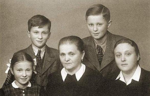 Rodina Josefa Mašína. V dolní řadě dcera Zdeňka, tchyně Emma Nováková a manželka Zdeňka. Nahoře pak synové Josef a Ctirad.