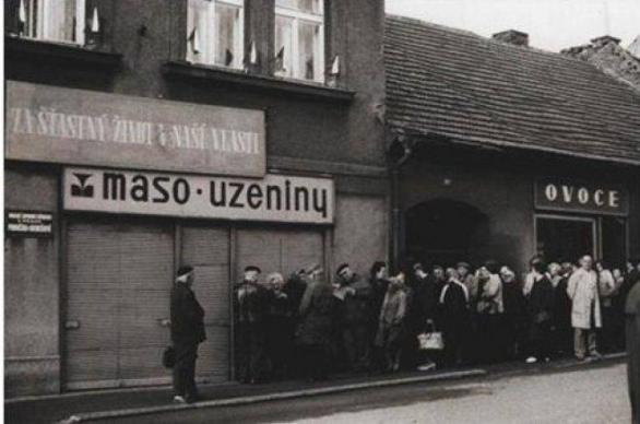 Nejdříve bylo potřeba nakoupit. Snad jste měli dostatečně rozsáhlý sociální kapitál, respektive udržovali jste dobré vztahy se soudružkami prodavačkami a něco na vás ještě v tom krámě zbylo.