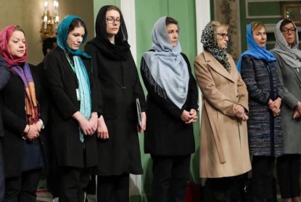 Takto by se podle švédských feministek měly v muslimských zemích chovat ženy, které tam zamíří na návštěvu. V čem je toto podlézání islámu lepší v boji za rovnoprávnost mužů a žen než sebevědomé vystupování Melanie Trumpové, netušíme.