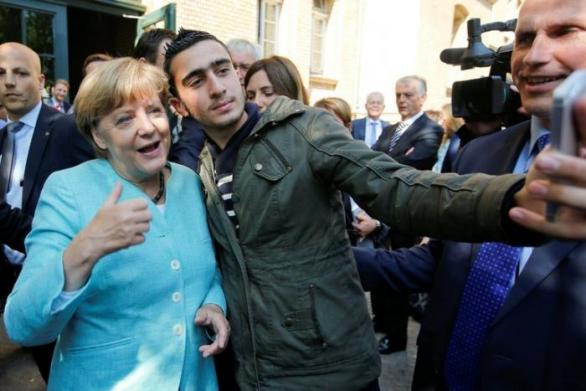 Merkelová se svou vstřícností a pozváním stala miláčkem uprchlíků. Její něměčtí krajané už ale tak nadšení nebyli.