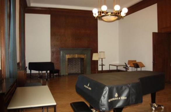 Hitlerova pracovna, kde byla podepsána Mnichovská dohoda, je dnes učebnou hry na klavír. Původní jsou jen dveře, lustr a krb.
