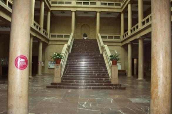 Mramorové atrium stále svědčí o reprezentativní minulosti budovy. Před 79 lety tudy kráčeli signatáři mnichovské dohody, dnes studenti hudby.