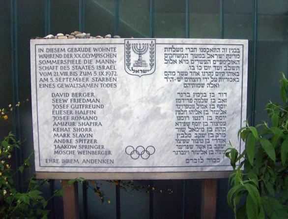 Pamětní deska se jmény zavražděných olympioniků.