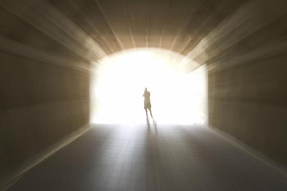 Zážitek blízký smrti nejčastěji ti, kteří ho v klinické smrti prožili, popisují jako cestu za světlem na konci tunelu.