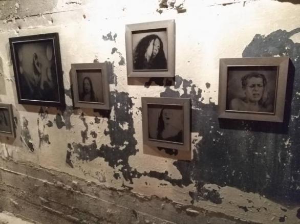 Kromě skutečných nahých žen byly k vidění i fotografie Petra Jedináka zachycující ženy při orgasmu nebo plastické odlitky nahých těl od Slavomíra Gibeje.
