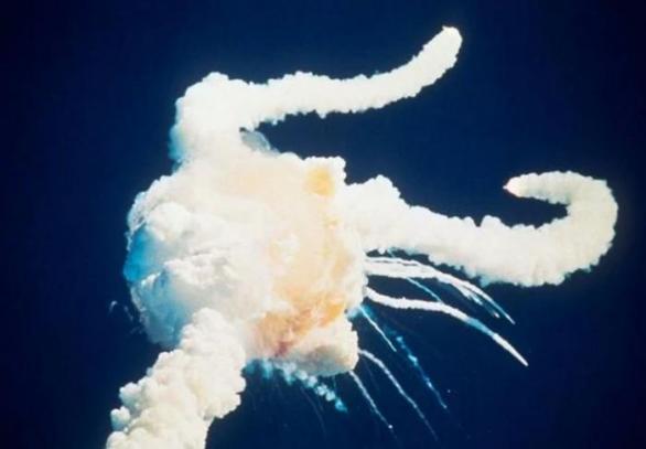 Tragédie raketoplánu Challenger. Ten minutu po startu začal hořet a krátce na to explodoval. Nikdo z členů posádky nepřežil.