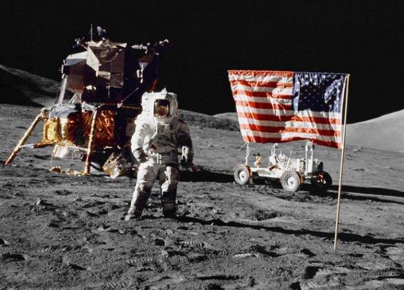 Neil Armstrong jako první muž kráčí na Měsíci. Celkem se po něm prošlo 12 astronautů.
