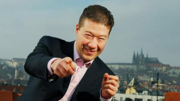 Tomio čeká, až mu zavoláš