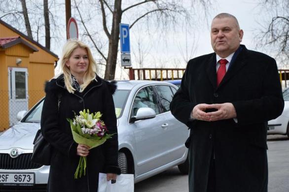 Manažerka ODA Nicole Mertinová patří do známého rodiného klanu napojeného na ČSSD. Dělala asistentku Davidu Rathovi i mluvčí Středočeského kraje.