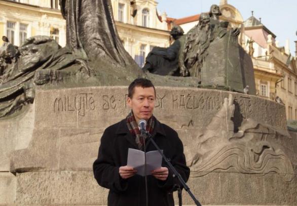 Laskavý křesťan Hayato Okamura je přesným opakem svého demagogického bratra Tomia.