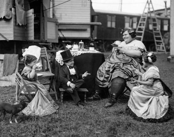 Herci zajišťující zábavu si radši místo piva dávají čaj – 1924