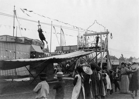 Zatímco dnes jsou k obveselení návštěvníků Oktoberfestu k mání motorizované  pouťové atrakce, dříve se lidé bavili vlastní silou – rok 1909