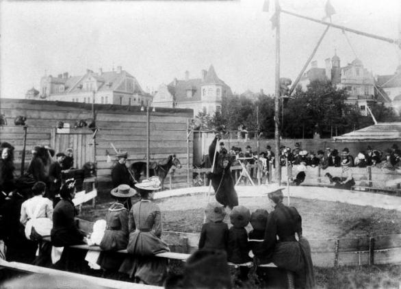 Oblíbenou atrakcí býval živý „tančící medvěd“ – tenhle zde vystupoval v roce 1902