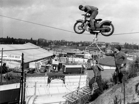 Zkouška ‚drátu‘ před ‚ostrým‘ vystoupením na Oktoberfestu – 1965