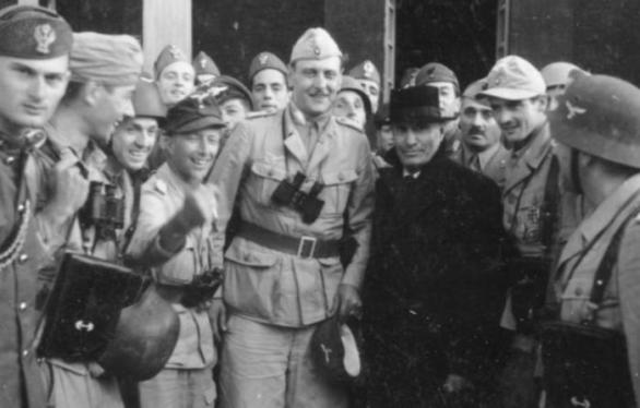 Skorzeny s Mussolinim poté, co se mu podařilo vězněného Duceho vysvobodit a dostat z Itálie.